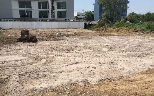 Pěkný pozemek jen 200m od pláže, Pattaya