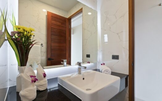 Moderní vila s výhledem na moře